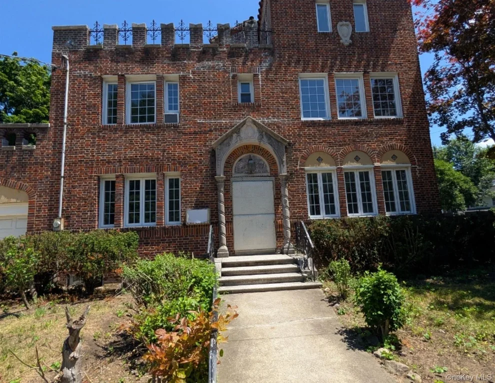 Unit for sale at 17 Hillside Avenue, North Hempstead, NY 11021