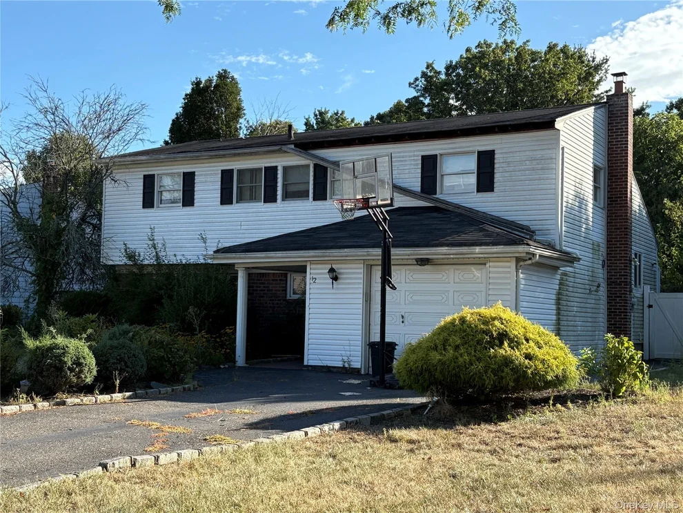 Unit for sale at 12 Crabapple Lane, Smithtown, NY 11725
