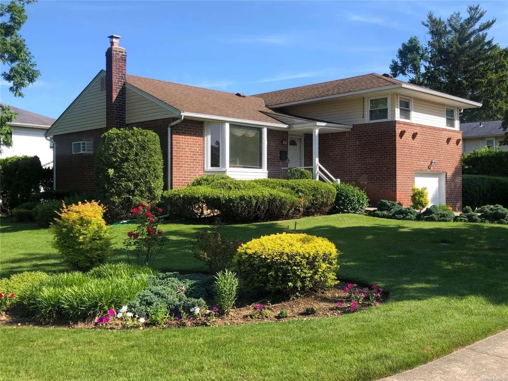 Unit for sale at 20 Glen Road, Oyster Bay, NY 11590