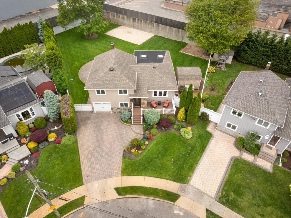 Unit for sale at 14 Jones Court, Oyster Bay, NY 11762