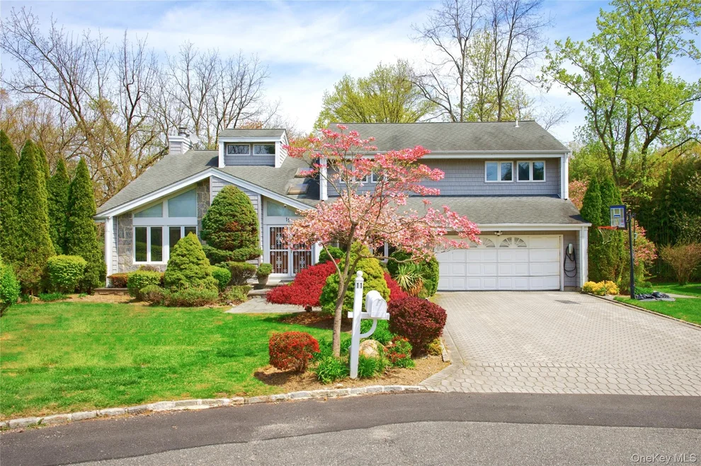 Unit for sale at 11 Bonnie Lynn Court, North Hempstead, NY 11576