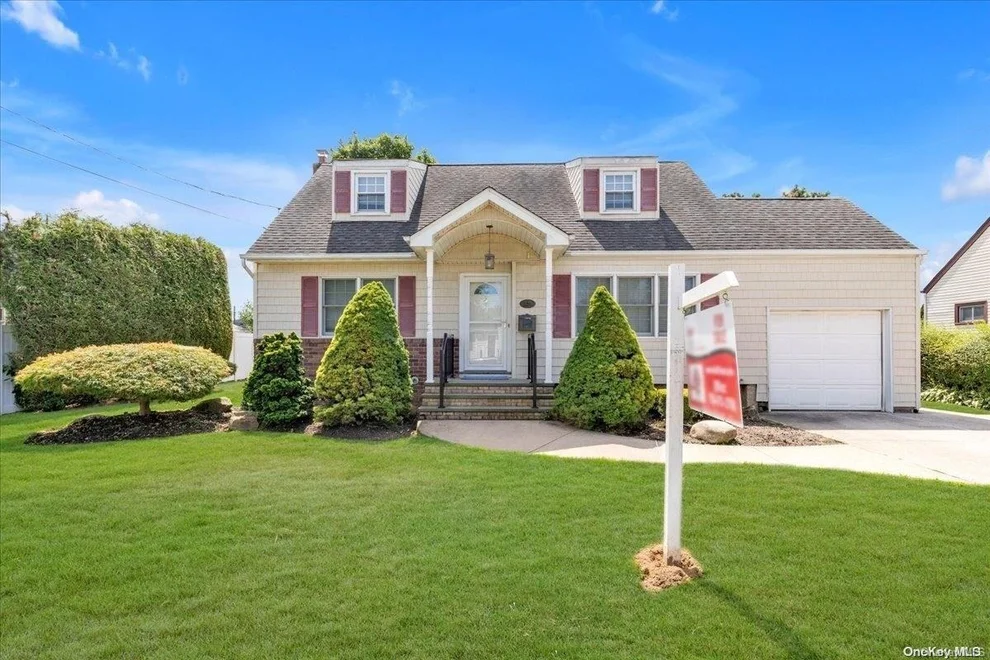 Unit for sale at 294 N Wisconsin Avenue, Oyster Bay, NY 11758
