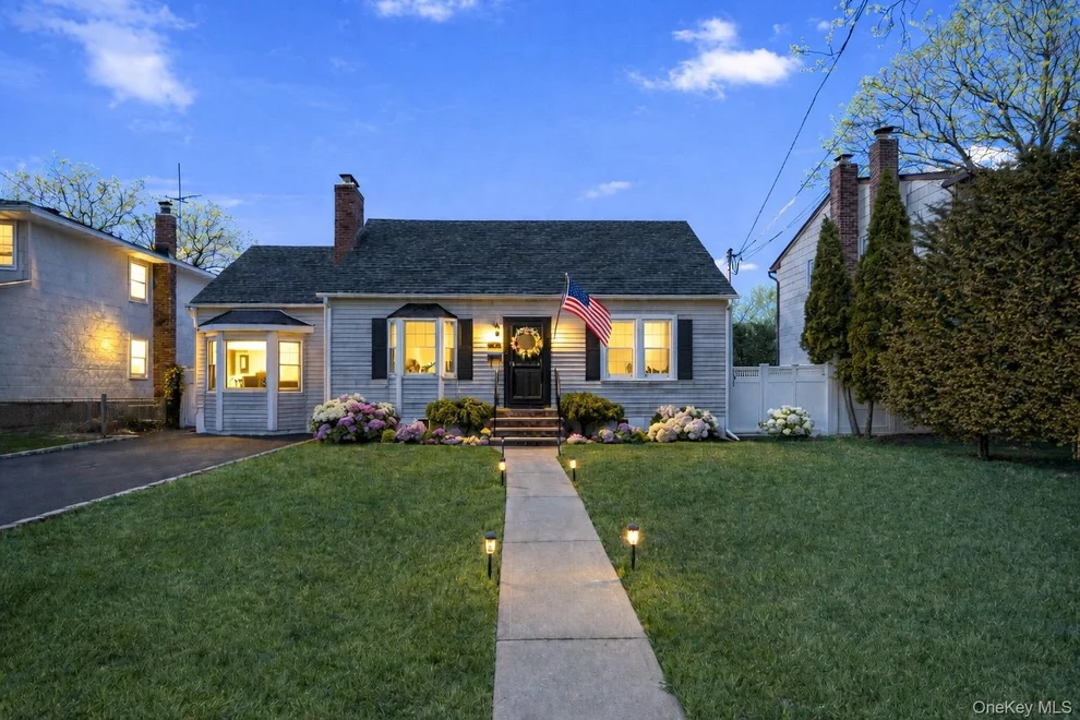 Unit for sale at 6 Mayflower Avenue, Oyster Bay, NY 11762