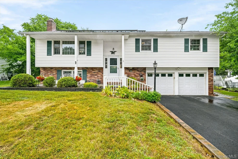 Unit for sale at 32 Clintonwood Drive, New Windsor, NY 12553