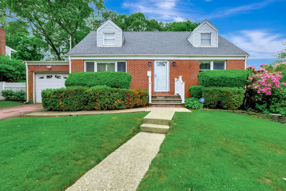Unit for sale at 7 Dawn Drive, Huntington, NY 11731