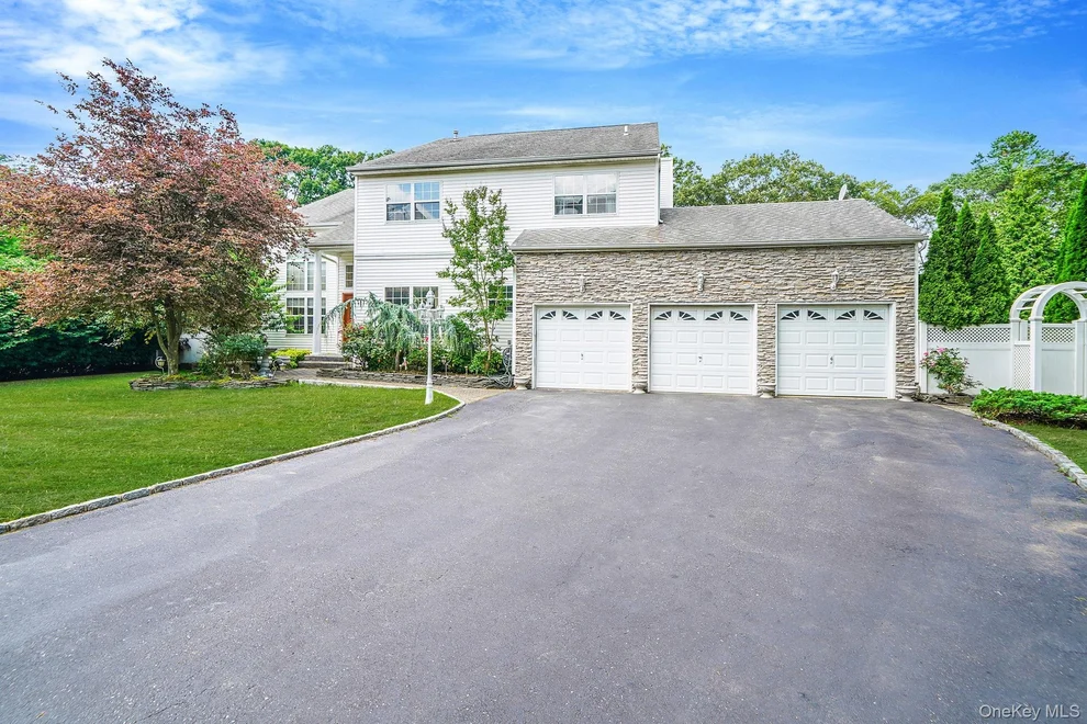 Unit for sale at 7 Sara Court, Smithtown, NY 11767