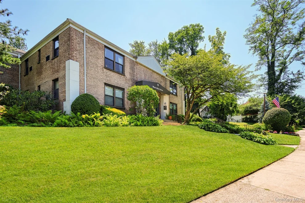 Unit for sale at 29 West Mill Drive, North Hempstead, NY 11021