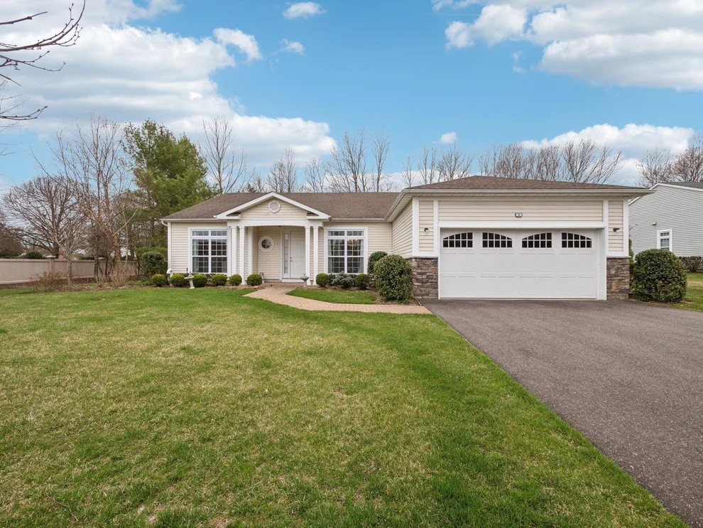 Unit for sale at 5 Hamlet Woods Drive, Smithtown, NY 11780