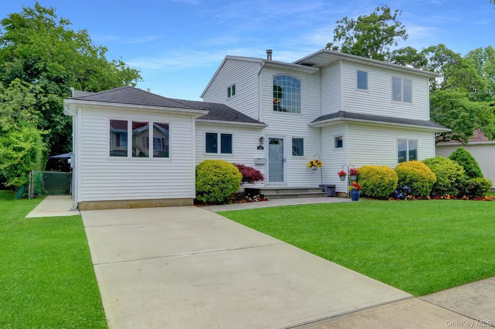 Unit for sale at 23 Lillian Lane, Oyster Bay, NY 11803