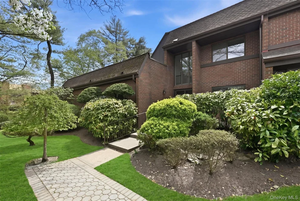 Unit for sale at 25 Chestnut Hill, North Hempstead, NY 11576