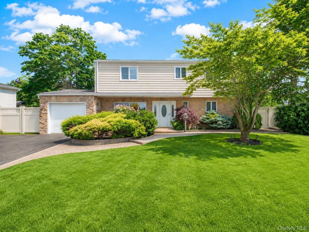 Unit for sale at 301 W 22nd Street, Babylon, NY 11729