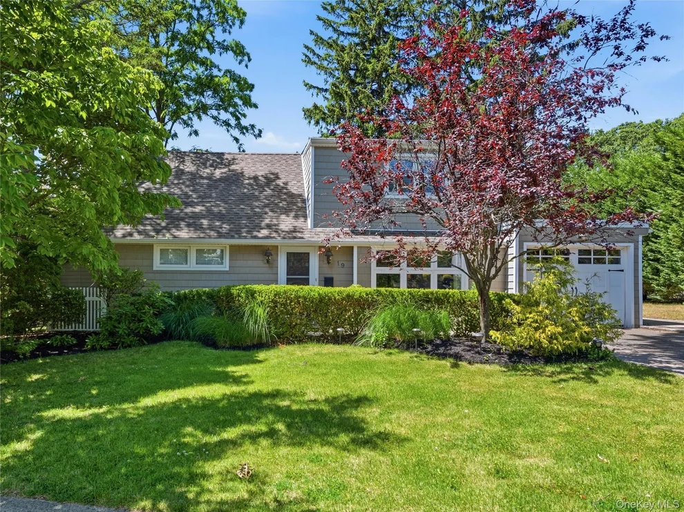 Unit for sale at 19 Radcliff Avenue, North Hempstead, NY 11050