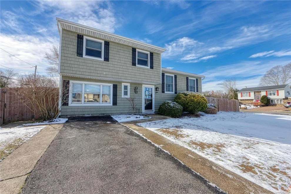 Unit for sale at 4 Chute Lane, Islip, NY 11741