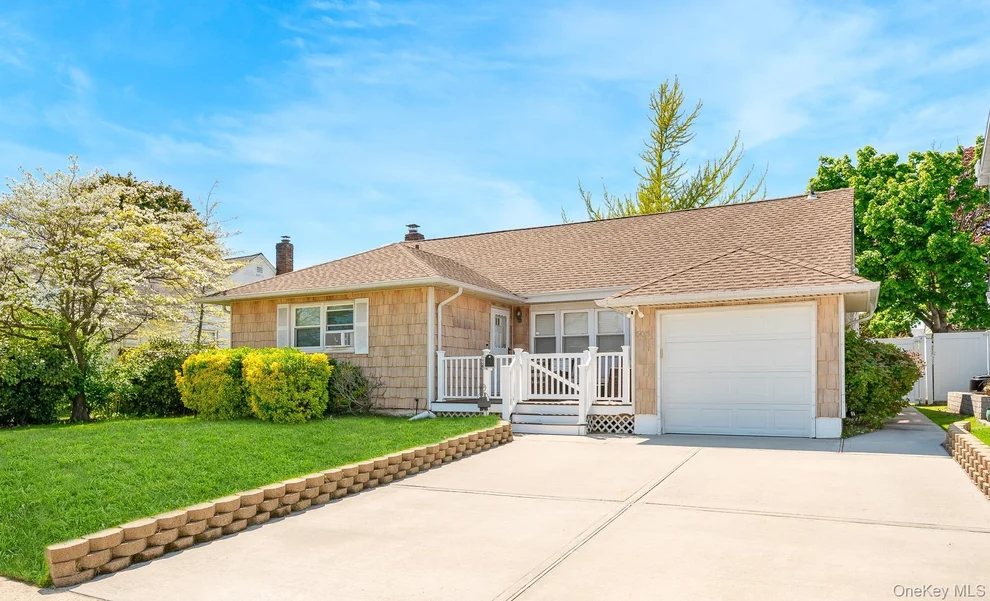 Unit for sale at 505 Lariat Lane, Oyster Bay, NY 11714