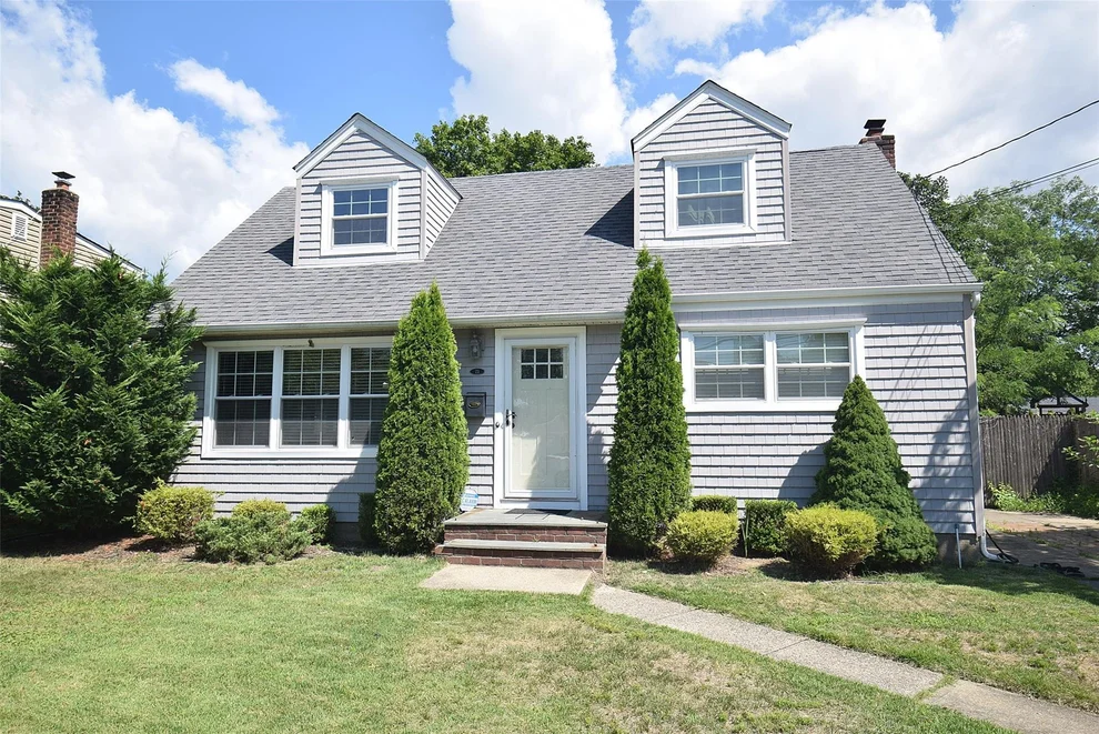 Unit for sale at 73 N Kings Avenue, Oyster Bay, NY 11758