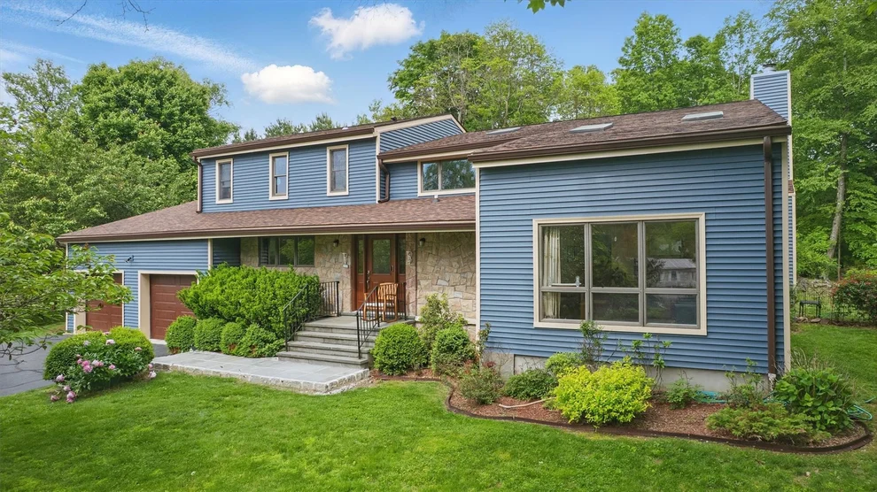 Unit for sale at 5 Fairgreen Court, Cortlandt, NY 10567