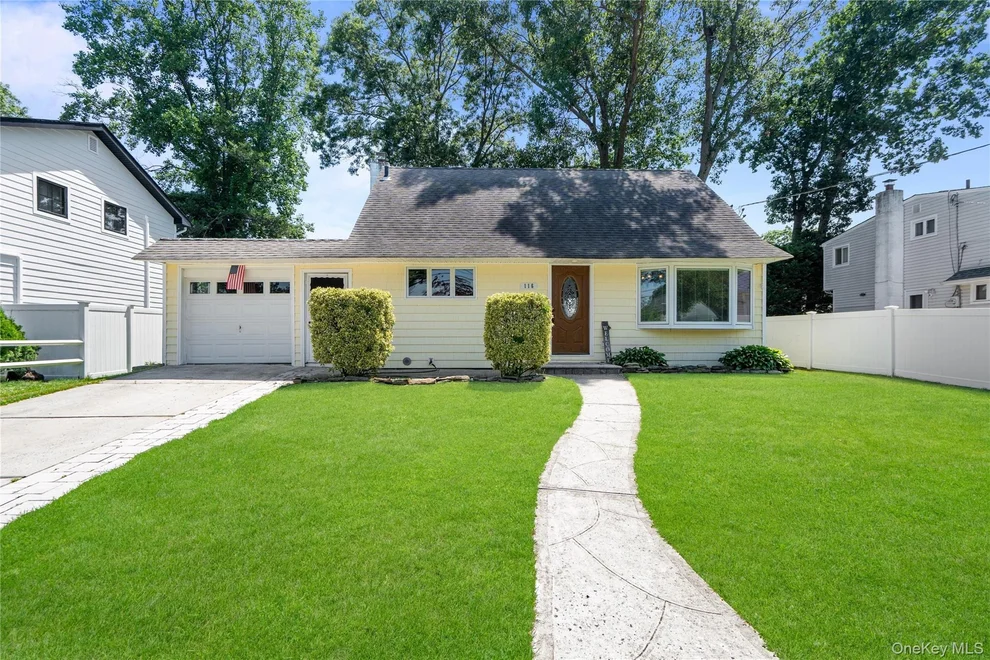 Unit for sale at 116 Spruce Street, Oyster Bay, NY 11762