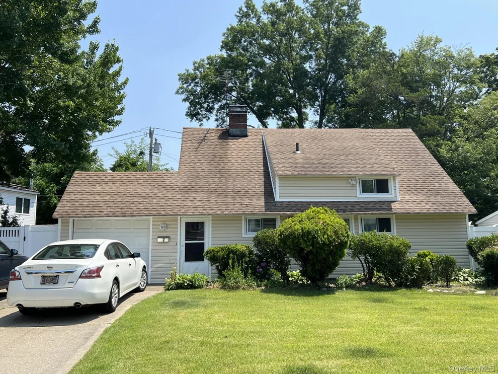 Unit for sale at 7 Hope Lane, Oyster Bay, NY 11801