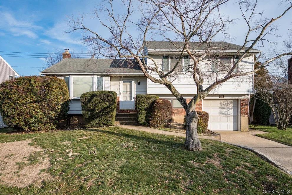 Unit for sale at 285 Southwood Circle, Oyster Bay, NY 11791