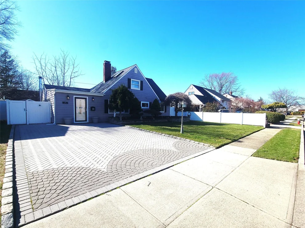 Unit for sale at 18 Apollo Lane, Oyster Bay, NY 11801