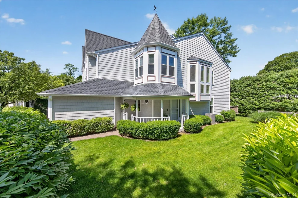 Unit for sale at 4 Parkridge Court, Huntington, NY 11743