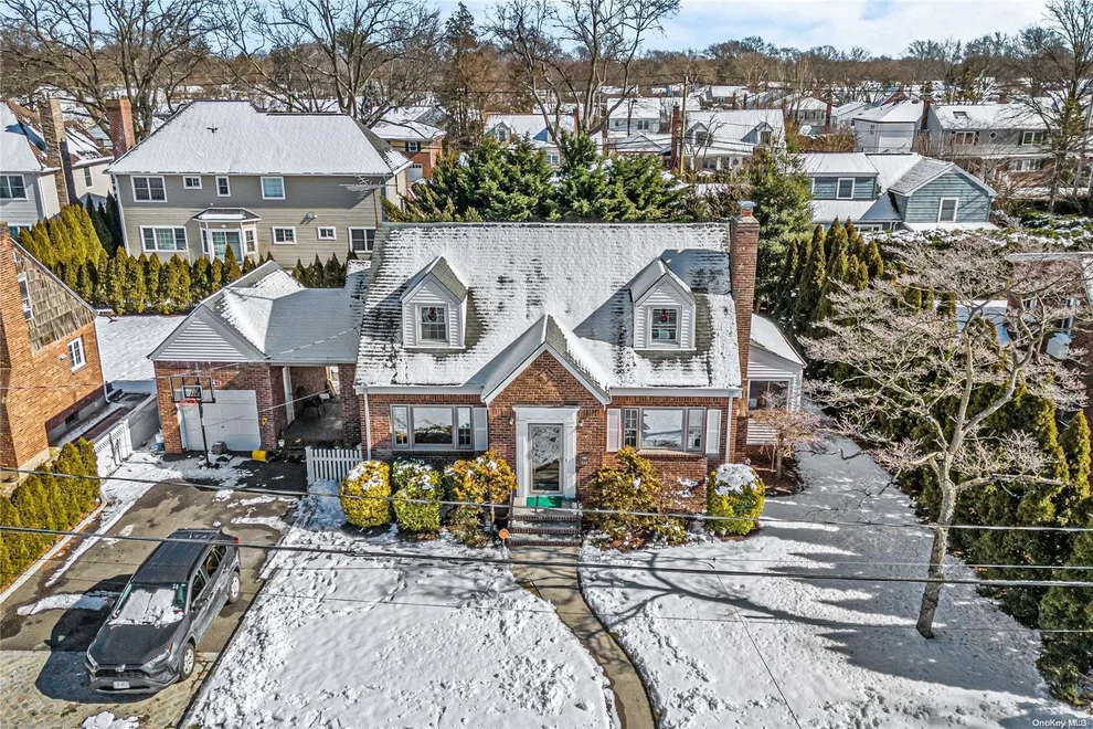 Unit for sale at 532 S 14th Street, North Hempstead, NY 11040