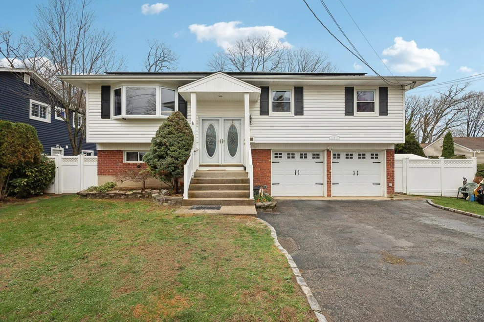 Unit for sale at 4 Hawthorne Street, Oyster Bay, NY 11735
