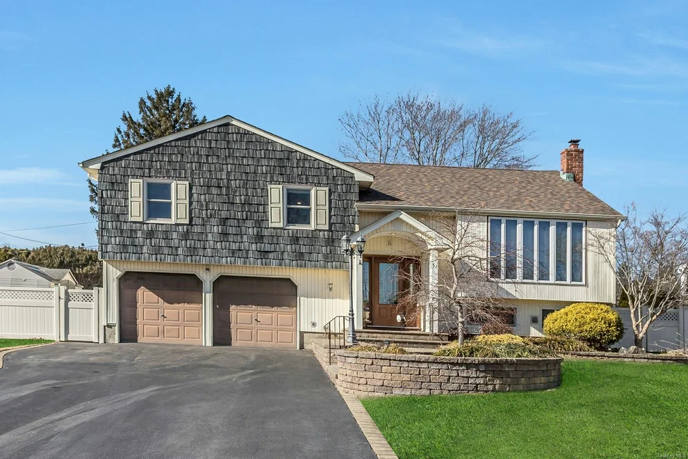 Unit for sale at 52 Harvest Lane, Huntington, NY 11725