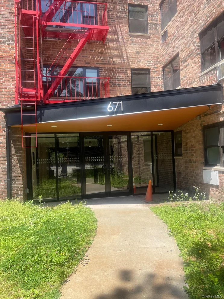 Unit for sale at 671 Bronx River Road, Yonkers, NY 10704