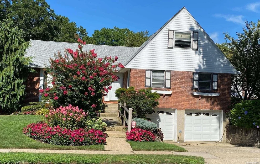 Unit for sale at 900 Baldwin Drive, North Hempstead, NY 11590