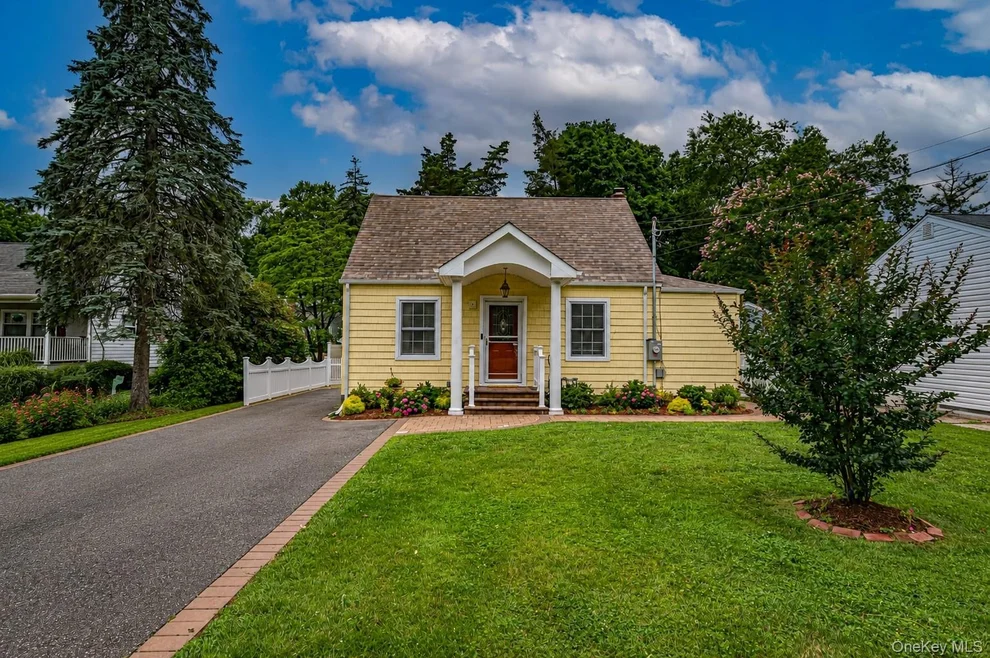 Unit for sale at 309 Laurel Road, Huntington, NY 11768