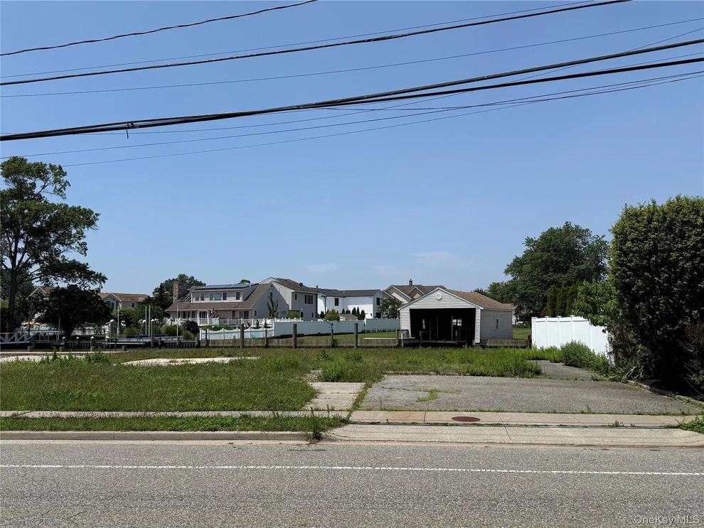 Unit for sale at 66 Alhambra Road, Oyster Bay, NY 11758