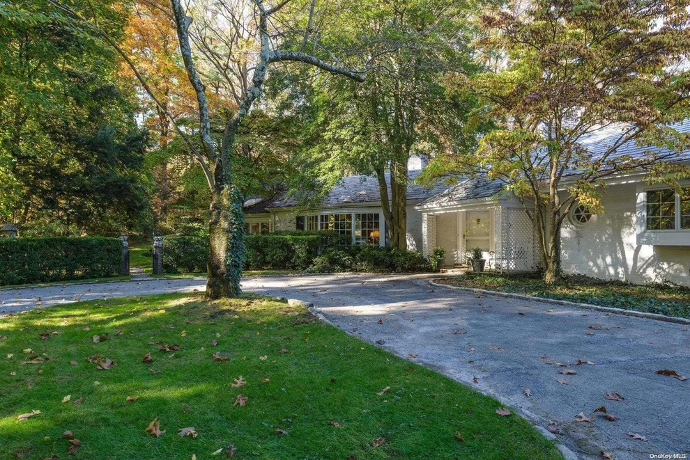 Unit for sale at 4 Laurel Lane, Oyster Bay, NY 11560