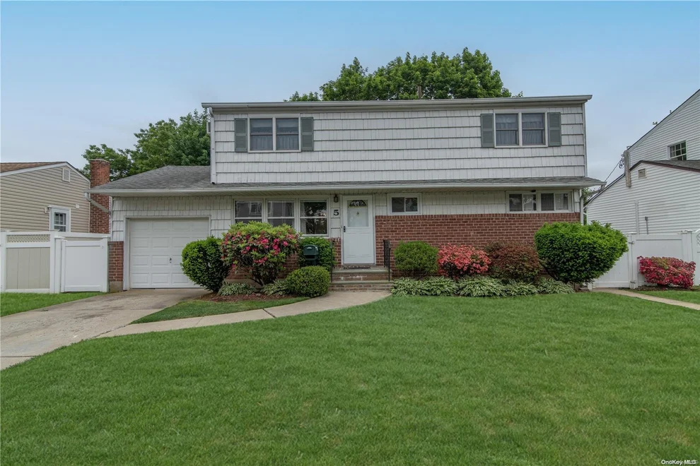 Unit for sale at 5 Crescent Drive, Oyster Bay, NY 11804