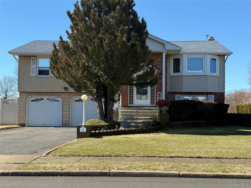 Unit for sale at 10 Mariners Circle, Islip, NY 11795