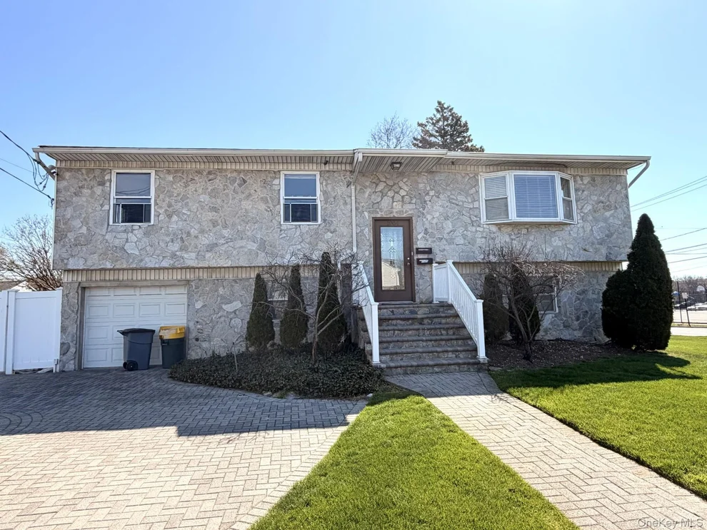 Unit for sale at 1004 N Broadway, Oyster Bay, NY 11758
