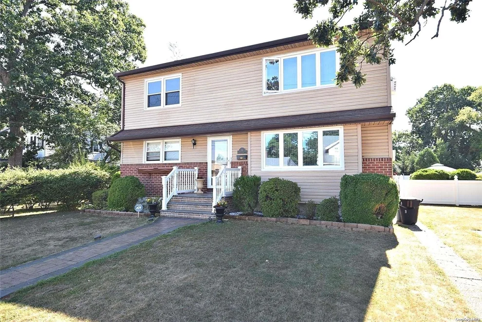 Unit for sale at 11 Hallock Street, Oyster Bay, NY 11735