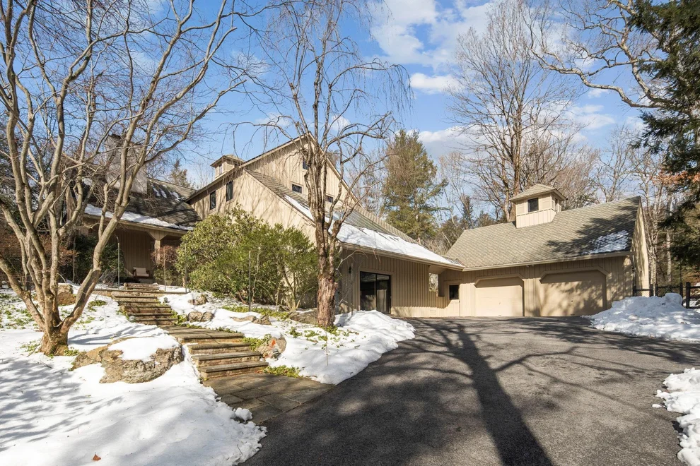 Unit for sale at 27 Neustadt Lane, New Castle, NY 10514