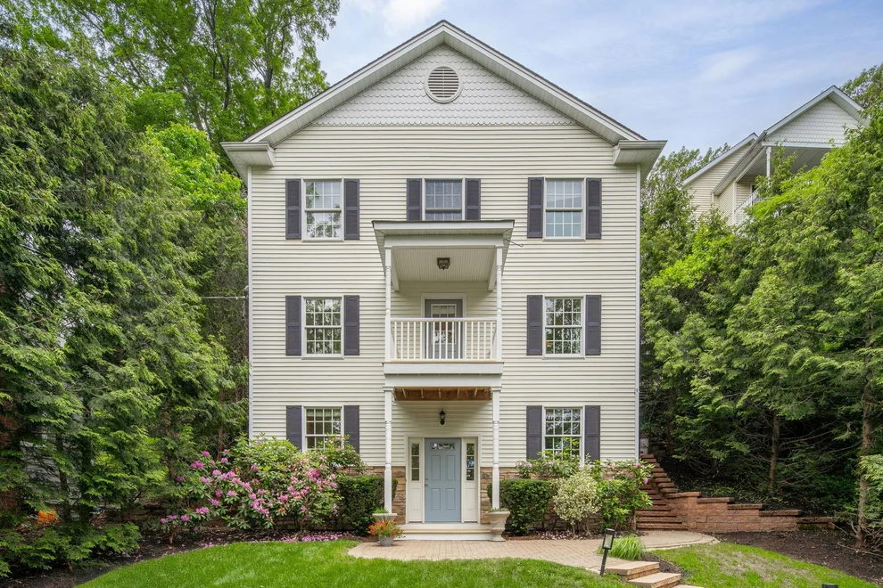 Unit for sale at 20 Lakeside Drive, Huntington, NY 11721