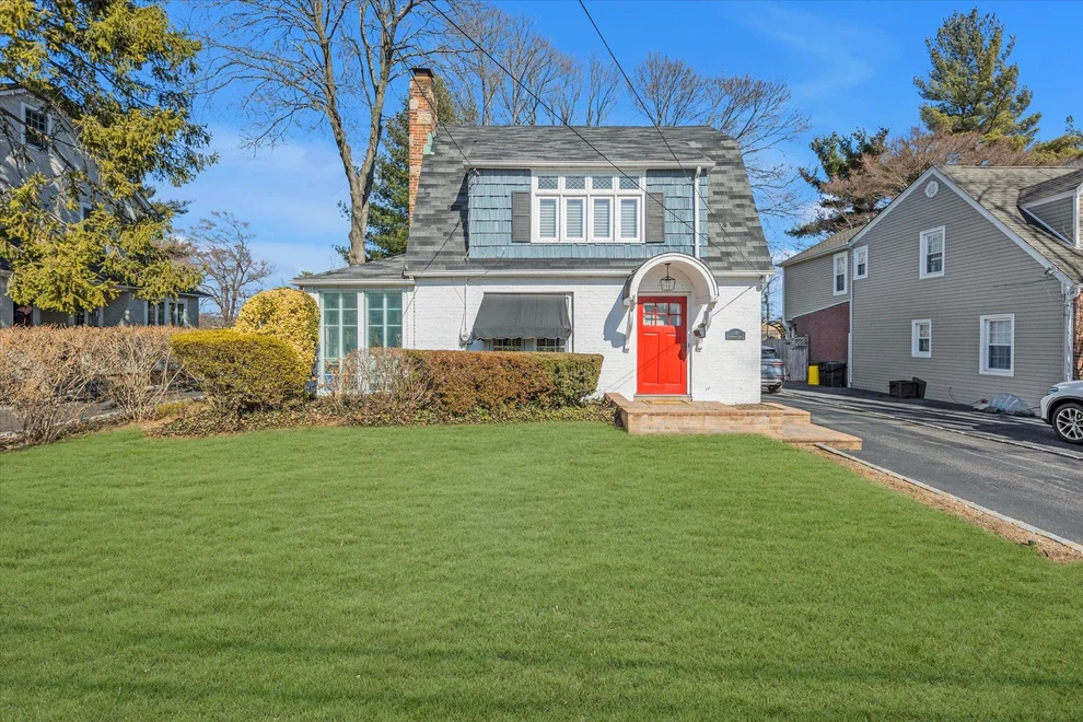 Unit for sale at 18 Woodbury Way, Oyster Bay, NY 11791
