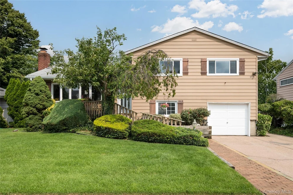 Unit for sale at 10 Primrose Avenue, Oyster Bay, NY 11801