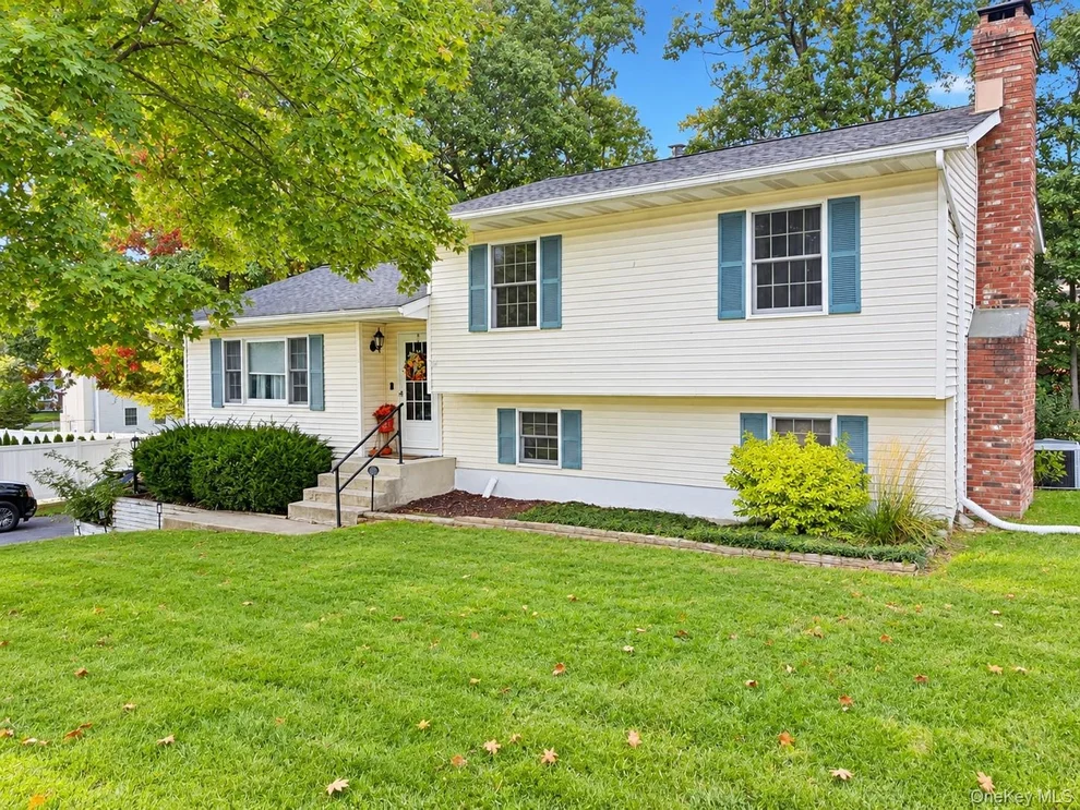 Unit for sale at 14 Red Oak Terrace, Newburgh (Town), NY 12550