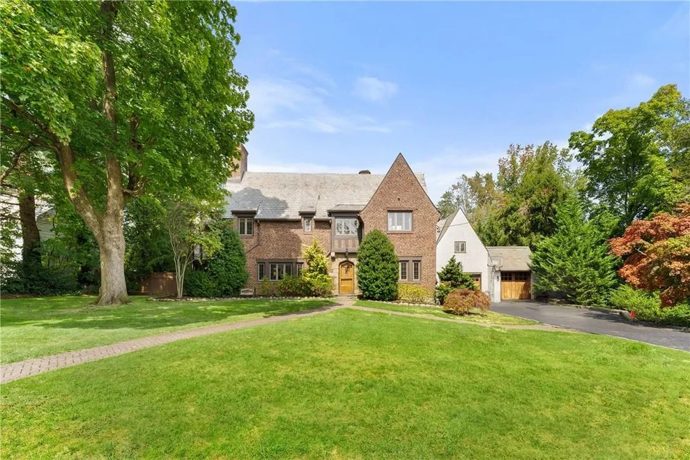 Unit for sale at 4 Bradford Road, Scarsdale, NY 10583