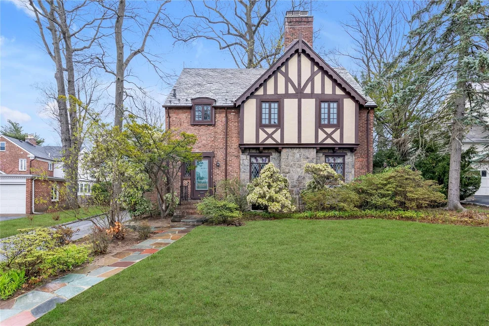 Unit for sale at 3 Longview Place, North Hempstead, NY 11021