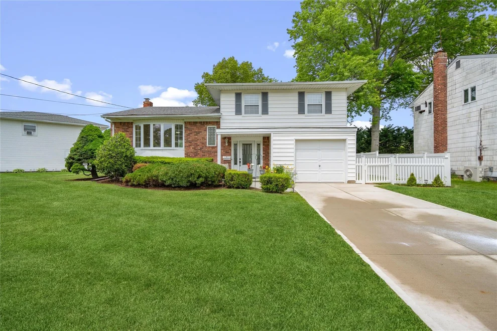 Unit for sale at 6 Poppy Drive, Oyster Bay, NY 11762