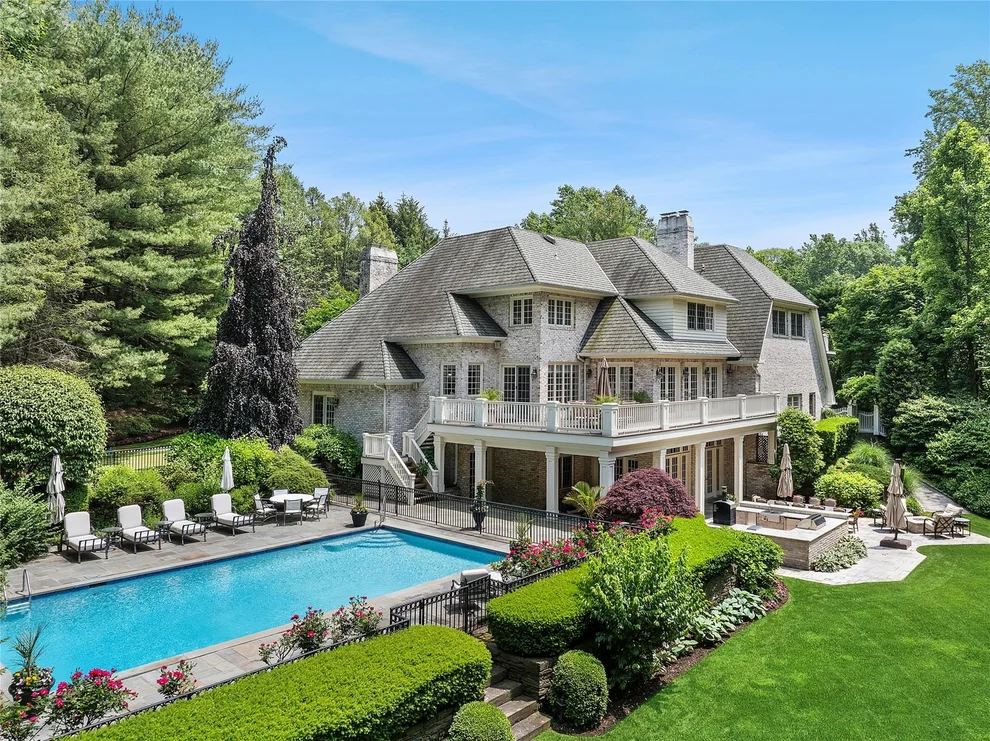 Unit for sale at 4 Pond Lane, North Hempstead, NY 11050