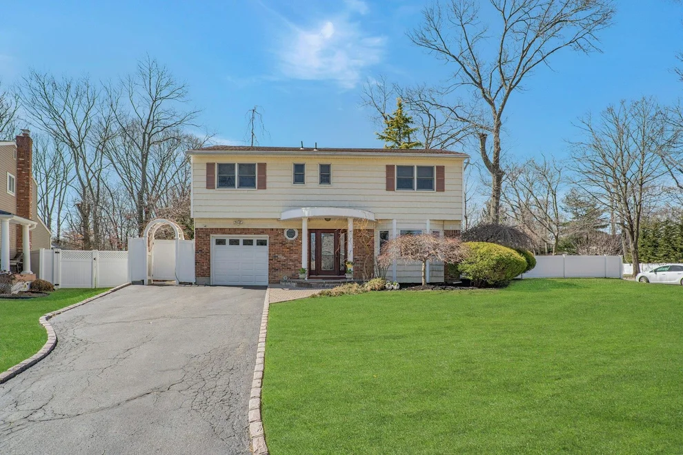 Unit for sale at 16 Glenmere Lane, Smithtown, NY 11725