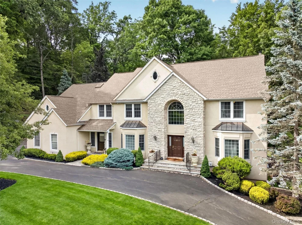 Unit for sale at 2 Running Brook Lane, Clarkstown, NY 10956