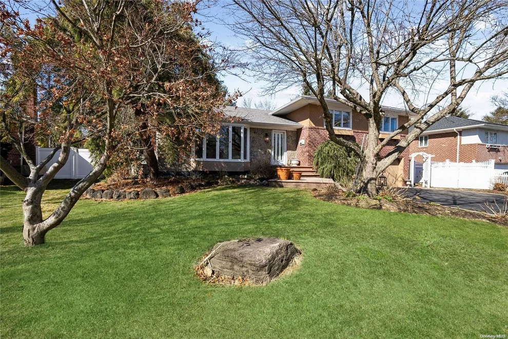 Unit for sale at 17 Cawfield Lane, Huntington, NY 11747