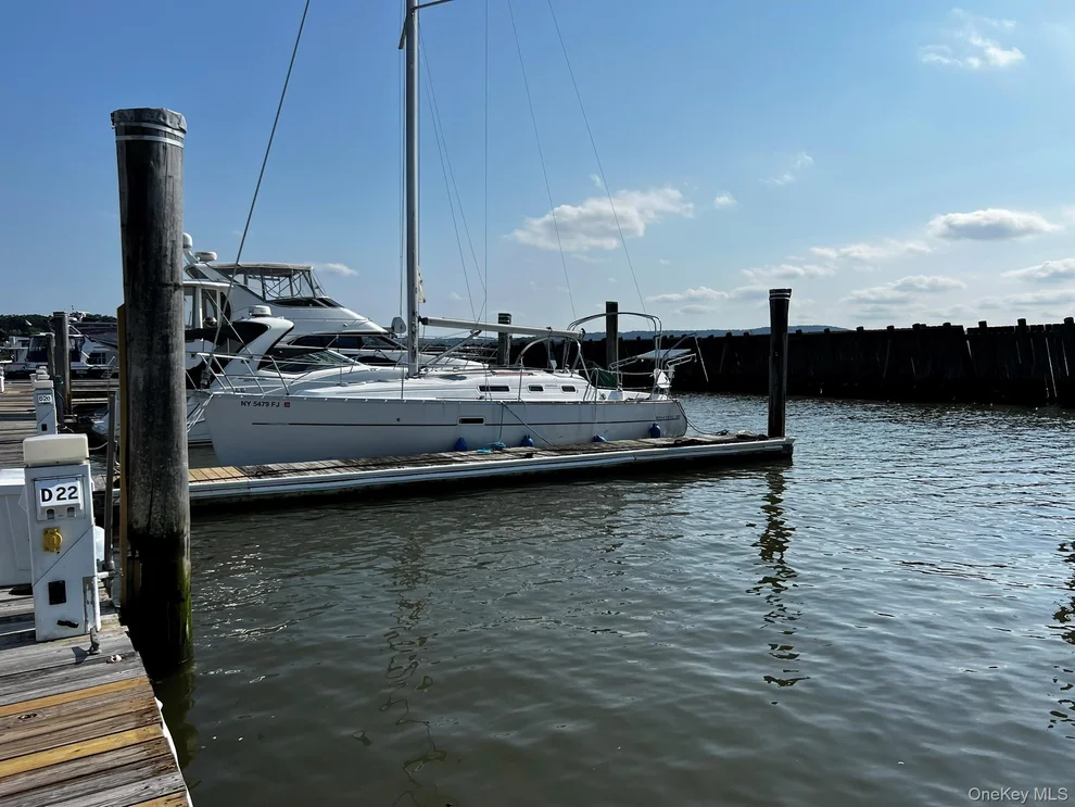 Unit for sale at D-20 Half Moon Bay Marina, Cortlandt, NY 10520